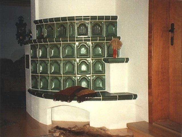 Angegliederter Kachelofen von Heizkamin beheizt